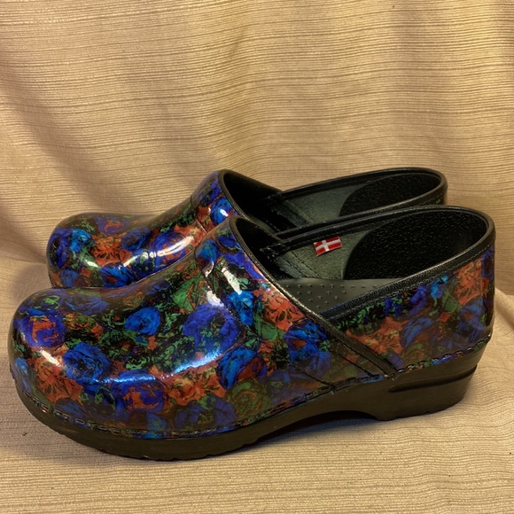 Sanita flower motif clogs in GUC - Picture 3 of 16